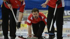 Skip Jiří Snítil při souboji o bronz s Dánskem. Mistrovství Evropy v curlingu