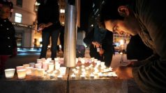Lidé zapalují svíčky za oběti střelby v americkém městě Newtownu ve státe Connecticut