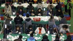 Volební úředníci sčítají hlasovací lístky z prezidentských voleb