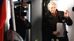 Zakladatel WikiLeaks Julian Assange při projevu z balkonu ekvádorského velvyslanectví v Londýně