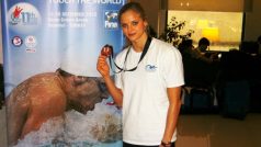 Simona Baumrtová s bronzovou medailí z letošního MS v krátkém bazénu