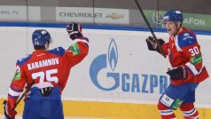 Hokejisté Lva Praha Tomáš Rachůnek (vpravo) a Vitalij Karamnov se radují z gólu