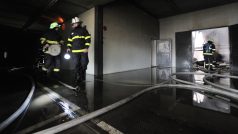 Zásah hasičů u textilky v Hořicích trval tři dny
