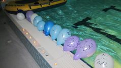 Každý plavec měl u bazénu balónek se svým stratovním číslem