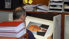 Starosta Želechovic Michal Špendlík uklízí prezidentovu podobiznu do skříně.
