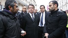 Francouzský ministr vnitra Manuel Valls na místě, kde byly nalezeny tři zastřelené kurdské aktivistky.