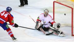 Utkání Kontinentální hokejové ligy Lev Praha - Čeljabinsk 10.ledna v Praze. Autor čtvrtého gólu Lva Eric Christensen překonává brankáře Čeljabinsku Michaela Garnetta.