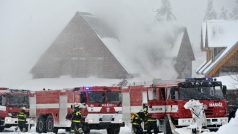 Hasiči zasahují u požáru penzionu v Horní Malé Úpě