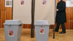 Václav Klaus hlasuje v prvním kole prezidentské volby