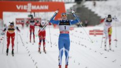 Finská běžkyně na lyžích jásá, má na to čas, protože doběhla s dostatečným náskokem
