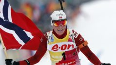 Norská biatlonistka Tora Bergerová si jede pro v Ruhpoldingu pro vítězství v závodě s hromadným startem