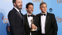 Režisér vítezného filmu Argo Ben Affleck (vlevo) s producenty Grantem Heslovem (uprostřed) a Georgem Clooneym (vpravo)
