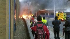 Hořící trosky vrtulníku na Wandsworth Road