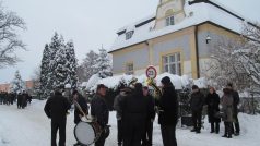 Smuteční hosté u vily Jiřiny Jiráskové v Malenicích