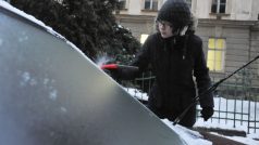 Česko pokryla ledovka, namrzala i skla u automobilů (snímek z Olomouce)