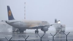 Odmrazení letadla na letišti ve Frankfurtu nad Mohanem