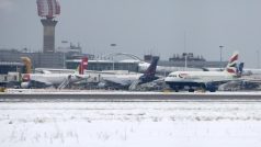 Londýnské letiště Heathrow se sněhem potýká už od pátku