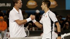 Tomáš Berdych gratuluje Novaku Djokovićovi k postupu do semifinále