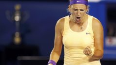 Běloruska Azarenková se raduje během finále Australian Open proti Číňance Li Na