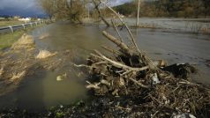 Vodohospodáři dokončují protipovodňová opatření na řece Úhlavě ve Svrčovci u Dolan na Klatovsku