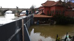 Uzavřená protipovodňová vrata v Praze na Čertovce