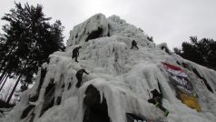 Na Vysočině soutěžily desítky horolezců na ledové stěně o titul mistra republiky