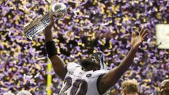 Hráč týmu Baltimor Ravens se raduje ze zisku Super Bowlu