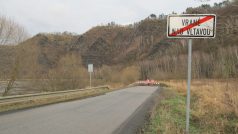 Na trase Vrané nad Vltavou - Zbraslav hrozí zřícení skály. Silnice je uzavřená těsně za městem.