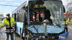 Autobus městské dopravy se na brněnském předměstí Slatina srazil s příměstským autobusem do Mokré-Horákova (na snímku)