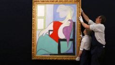 Picassův obraz Sedící žena u okna v aukční síni Sotheby&#039;s