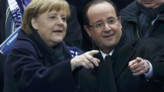 Hollande a Merkelová spolu jednali více jak půl hodiny v útrobách stadionu a pak na tribuně vedle sebe sledovali fotbalový zápas.