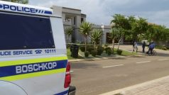 Policejní auto před Pistoriusovým domem v Pretorii
