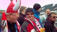 Rakušan Paul se svým kelímkem piva se baví při slalomu MS ve Schladmingu
