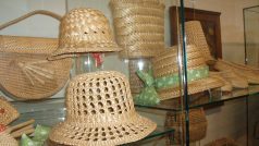 Klobouky a kabelky z orobince v bakovském muzeu