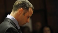 Pistorius nese vyšetřování těžce. Jeho právnící se snaží přesvědčit soud, aby jejich klienta propustil na kauci