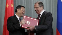 Ruský ministr zahraničí Sergej Lavrov i jeho čínský kolega Jang Ťie-čchi