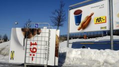 Sundaná reklama na masové kuličky u obchodního domu IKEA ve Švédsku