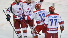 Hokejisté CSKA Moskva slaví jeden z gólů do sítě Lva. Nakonec se radovali i z postupu