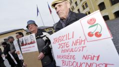 Zhruba 70 lidí přišlo v Hradci Králové na demonstraci proti účasti komunistů ve vedení Královéhradeckého kraje