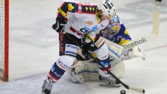 Utkání 52. kola hokejové extraligy PSG Zlín - HC ČSOB Pojišťovna Pardubice hrané 26. února ve Zlíně. Jakub Sedláček ze Zlína (vpravo) a Tomáš Rolinek z Pardubic.