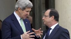 Americký ministr zahraničí John Kerry mluví s francouzským prezidentem Hollandem po setkání v Elysejksém paláci