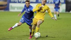 Utkání 18. kola první fotbalové ligy: FC Vysočina Jihlava - FC Slovan Liberec, 1. března v Jihlavě. Zleva Josef Šural z Liberce a Petr Tlustý z Jihlavy.