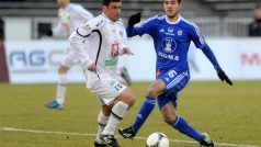 Utkání 18. kola první fotbalové ligy mezi FC Hradec Králové - Sigma Olomouc, hrané 3. března v Hradci Králové. Martin Pospíšil z Olomouce a Marek Kulič (vlevo) z Hradce Králové.