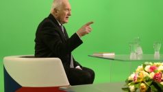 Odcházející hlava státu Václav Klaus ve studiu České televize během posledního rozhovoru, který jí poskytl v prezidentské funkci