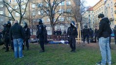 Policejní zásah při rvačce fanoušků před fotbalovým utkáním Zlín versus Bohemians ve vršovickém Ďolíčku