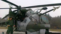 Vrtulník Mi-24 a jeho pilot, který byl oslněn laserem