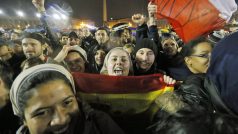 Věřící na Svatopetrském náměstí oslavují zvolení nového papeže
