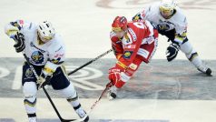 Čtvrtfinále play off hokejové extraligy, 5. zápas, HC Slavia Praha - Rytíři Kladno 18. března v Praze. Zleva kladenský útočník Michal Dragoun, útočník Slavie Tomáš Hertl a útočník David Kuchejda.