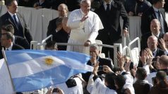 Papež František přijel na začátku své intronizace na Svatopetrské náměstí mezi poutníky