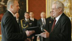 Prezident Miloš Zeman jmenoval na Pražském hradě do funkce nového ministra obrany Vlastimila Picka (19. 3. 1983)